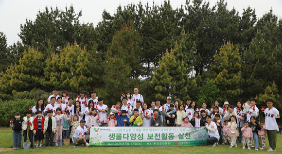 신세계푸드 임직원과 가족들이 충남 태안군 천리포 수목원애서 한국특산식물 ‘미선나무’를 식재하고 있다. [사진=신세계푸드]