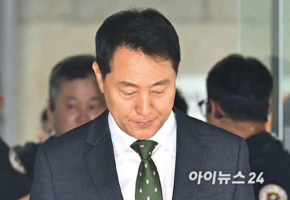 오세훈 서울시장이 22일 서울 서초구 서울중앙지방법원에서 열린 정치자금법 위반 혐의 1심 선고 공판 후 법원을 나서고 있다. [사진=사진공동취재단]