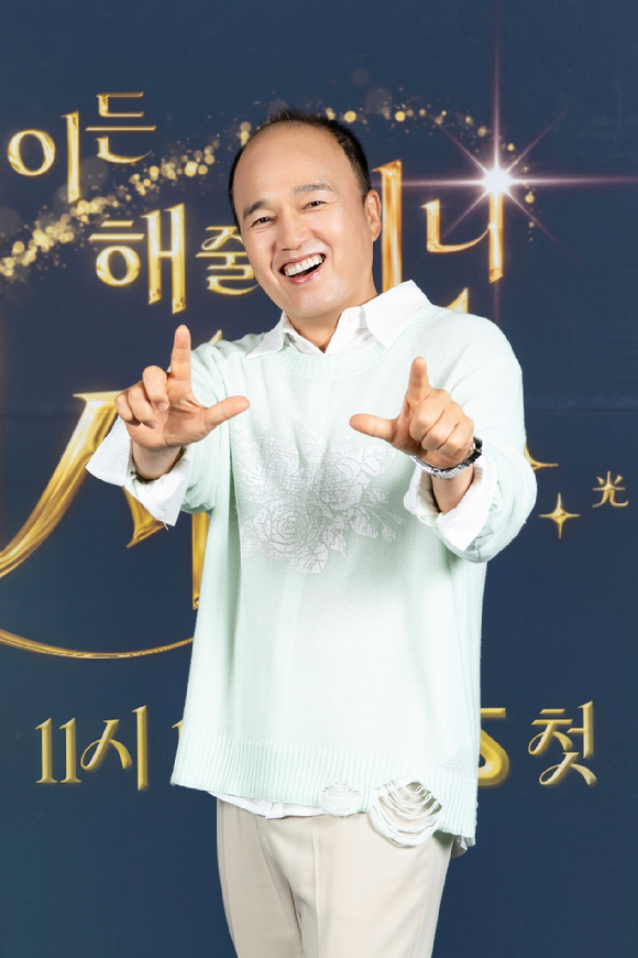 김광규와 이서진이 28일 오후 서울 여의도 켄싱턴 호텔에서 열린 SBS 금요 예능 '무엇이든 해줄지니-비서진'(이하 비서진) 제작발표회에서 사진 촬영을 하고 있다. [사진=SBS]