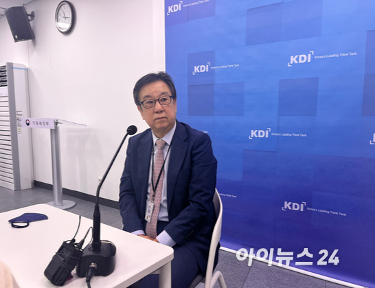조동철 KDI 원장이 12일 정부세종청사에서 열린 기자간담회에서 기자의 질문을 듣고 있다. [사진=안다솜 수습 기자]