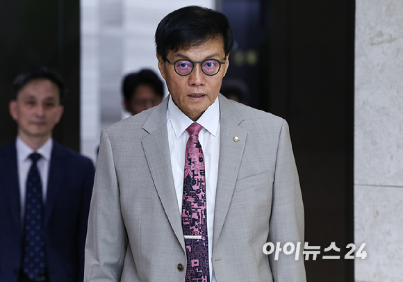 이창용 한국은행 총재가 10일 서울 중구 한국은행에서 열린 금융통화위원회에 참석하고 있다. [사진=사진공동취재단]