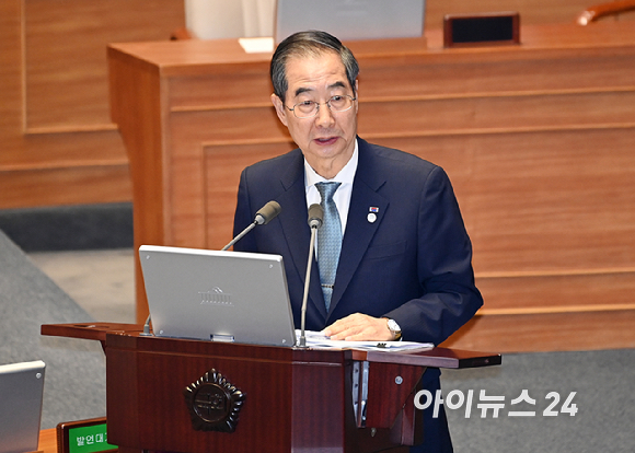 한덕수 국무총리가 13일 오후 서울 여의도 국회 본회의장에서 열린 경제 분야 대정부질문에서 윤상현 국민의힘 의원 질의에 답하고 있다.