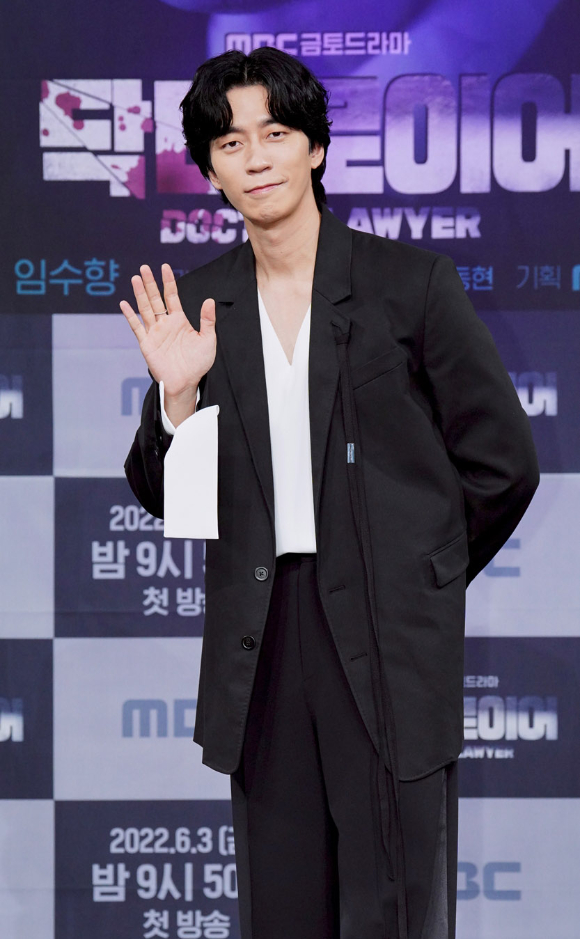 배우 소지섭-임수향-신성록이 3일 온라인으로 진행된 MBC 새 금토드라마 '닥터로이어' 제작발표회에 참석하고 있다. [사진=MBC]