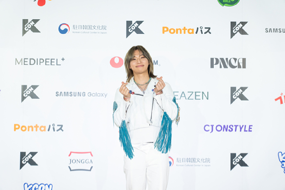 그룹 빅뱅 대성이 지난 9일 일본 지바현 마쿠하리 멧세에서 개최된 '케이콘 재팬 2025(KCON JAPAN 2025)' 레드카펫 행사에서 포즈를 취하고 있다. [사진=CJ ENM]