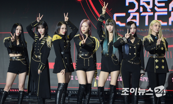 그룹 드림캐쳐(DREAMCATCHER)가 11일 오후 서울 광진구 건국대학교 새천년 대공연장에서 진행된 일곱 번째 미니앨범 '아포칼립스 : 팔로우 어스(Apocalypse : Follow us)' 쇼케이스에서 포즈를 취하고 있다. [사진=정소희 기자]