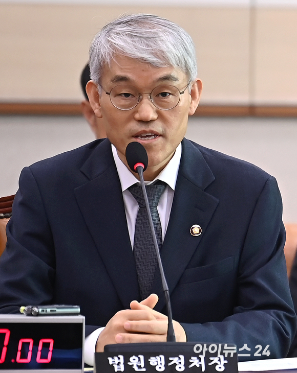 천대엽 법원행정처장이 14일 오전 서울 여의도 국회에서 열린 법제사법위원회 전체회의에서 의원질의에 답변하고 있다. [사진=곽영래 기자]