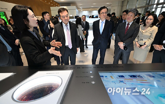 18일 경기 수원시 영통구 수원컨벤션센터에서 열린 '제57기 삼성전자 정기주주총회'에서 신제윤 삼성전자 이사회 의장을 비롯한 관계자들이 HBM4/4E 70:1 확대 모형을 보고 있다. [사진=곽영래 기자]