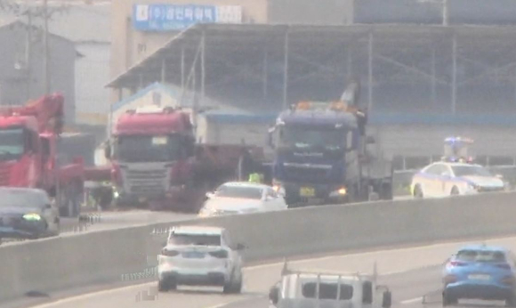 인천김포고속도로를 달리던 화물차에서 철근 적재물인 'H빔'이 도로 위로 떨어지는 사고가 발생했다. 사진은 사고 현장. [사진=국가정보교통센터 폐쇄회로(CC)TV]