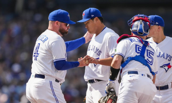 MLB 토론토에서 뛰고 있는 류현진이 18일(한국시간) 열린 보스턴과 홈 경기 5회초 2사 1, 2루 상황에서 교체되고 있다. [사진=뉴시스]