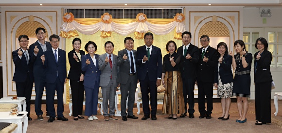 충북도와 태국 방콕시 관계자들이 25일 ‘우호교류 의향서 체결식’에서 단체 사진을 찍고 있다. [사진=충북도]