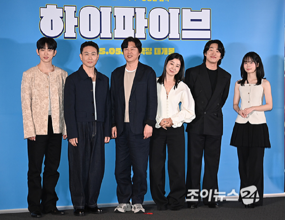 배우 진영, 오정세, 김희원, 라미란, 안재홍, 이재인이 26일 오후 서울 용산구 CGV용산아이파크몰에서 영화 ‘하이파이브’ 언론시사회에서 포토타임을 갖고 있다. [사진=곽영래 기자]