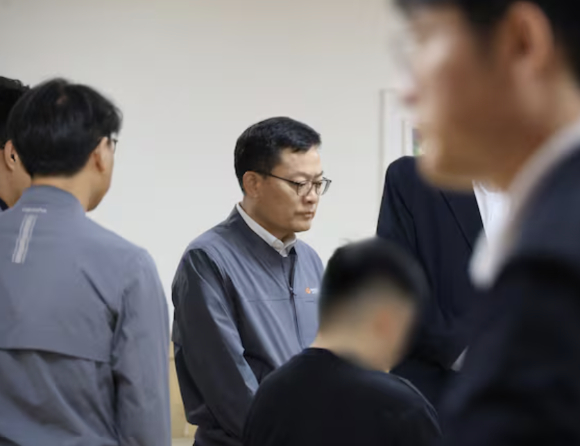 3일 손재일 한화에어로스페이스 대표가 대전 유성구의 한 병원 장례식장에서 고개를 숙이고 있다. [사진=연합뉴스]