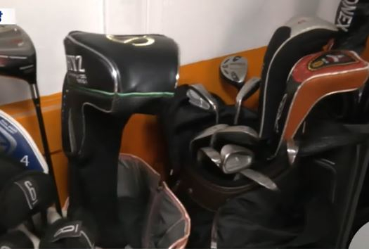 서울 영등포구 한 고등학교에서 실내 스크린 골프장이 설치된 사실이 학생에 의해 뒤늦게 알려져 논란이 됐다. 사진은 해당 고등학교 내 설치된 스크린 골프장. [사진=MBC 보도화면 캡처]