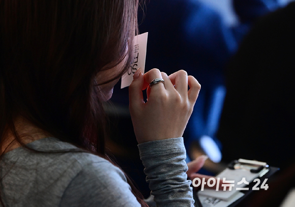 31일 서울 성동구 성수동 케이팝아케이드에서 향으로 공간을 만드는 프래그런스 브랜드 '스퀘어룸(SQUAREROOM)' 신제품 론칭 행사가 열렸다. 참석자들이 향수를 시향하고 있다. [사진=정소희 기자]