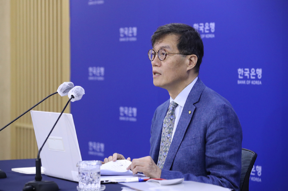 이창용 한국은행 총재가 기자회견서 발언하고 있다. [사진=한국은행]