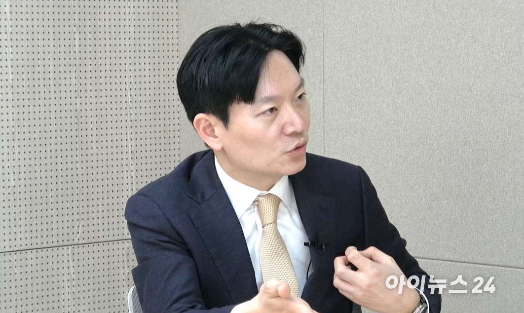 박상용 인천지검 부부장검사가 지난 8일 서울 양평동 아이뉴스24 스튜디오에서 진행된 유튜브 방송 '여의뷰'에 출연해 인터뷰하고 있다. [사진=아이뉴스24] [사진=최기철 기자]