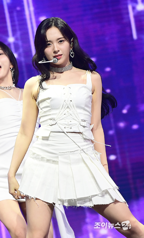 그룹 케플러 마시로가 3일 오후 서울 광진구 예스24라이브홀에서 열린 케플러(Kep1er) 첫 번째 정규앨범 '켑원고잉 온(Kep1going On)' 발매 기념 쇼케이스에서 타이틀곡 '슈팅 스타' 무대를 선보이고 있다. [사진=정소희 기자]