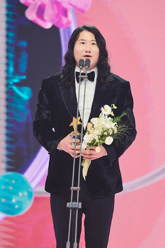 임우일이 '2024 MBC 방송연예대상'에서 인기상을 수상했다. [사진=MBC ]
