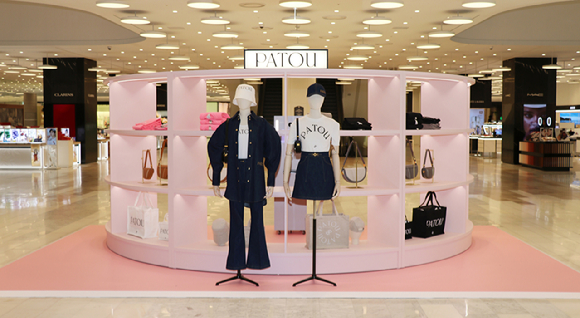 신세계백화점 본점 샤넬 매장. 입장을 위해 고객들이 대기하고 있다. [사진=구서윤 기자] 