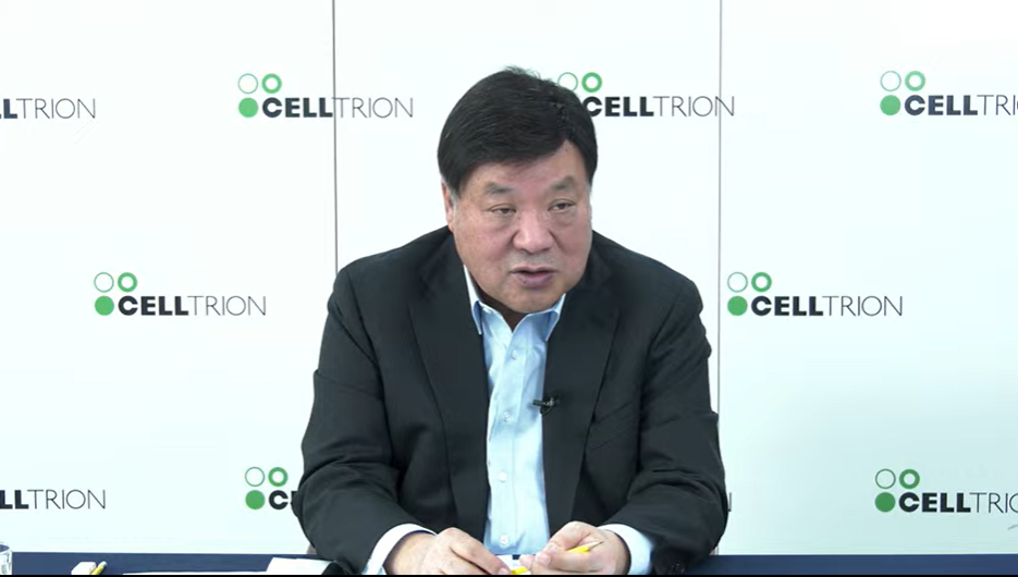 서정진 셀트리온그룹 회장이 19일 열린 온라인 간담회를 통해 그룹 미래 청사진을 제시하며 설명하고 있는 모습. [사진=셀트리온 제공 ]