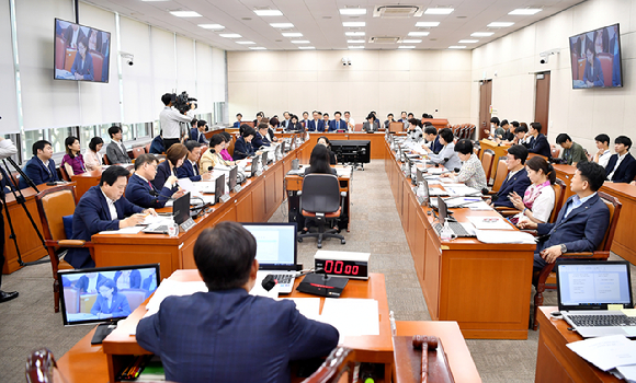 서울 여의도 국회에서 보건복지위원회 전체회의가 진행되고 있다. [사진=곽영래 기자]