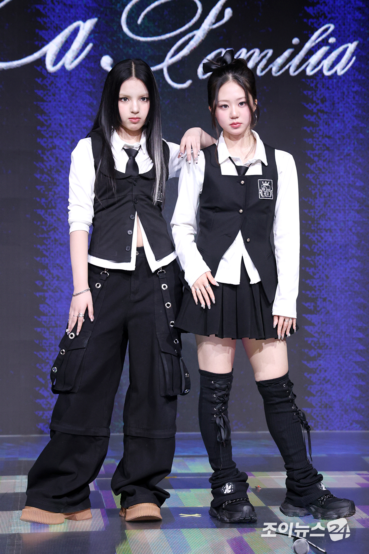 그룹 초코2(ChoCo2) 안판, 윤지가 24일 오후 서울 마포구 상암동 쇼킹케이팝센터에서 열린 초코엔터테인먼트 첫 패밀리 앨범 '초코 라 파밀리아(ChoCo La Familia)' 발매 기념 쇼케이스에 참석해 포즈를 취하고 있다. [사진=문수지 기자]