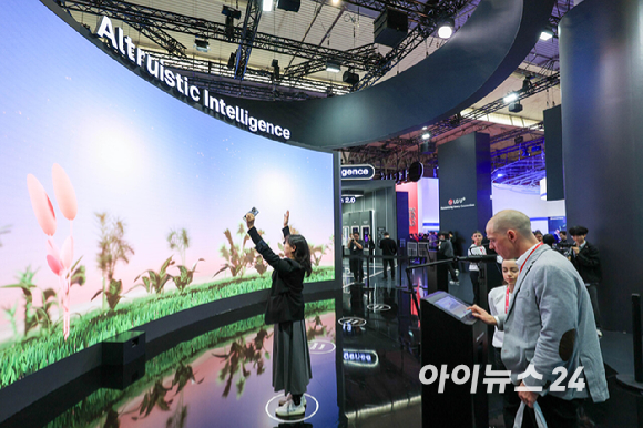 2일(현지시간) 스페인 바르셀로나 피라 그란 비아 전시장에서 열린 '모바일 월드 콩그레스(MWC)2026'에서 LG유플러스 부스를 찾은 참가자들이 AI 체험을 하고 있다. 2026.03.02. [사진=바르셀로나=사진공동취재단]