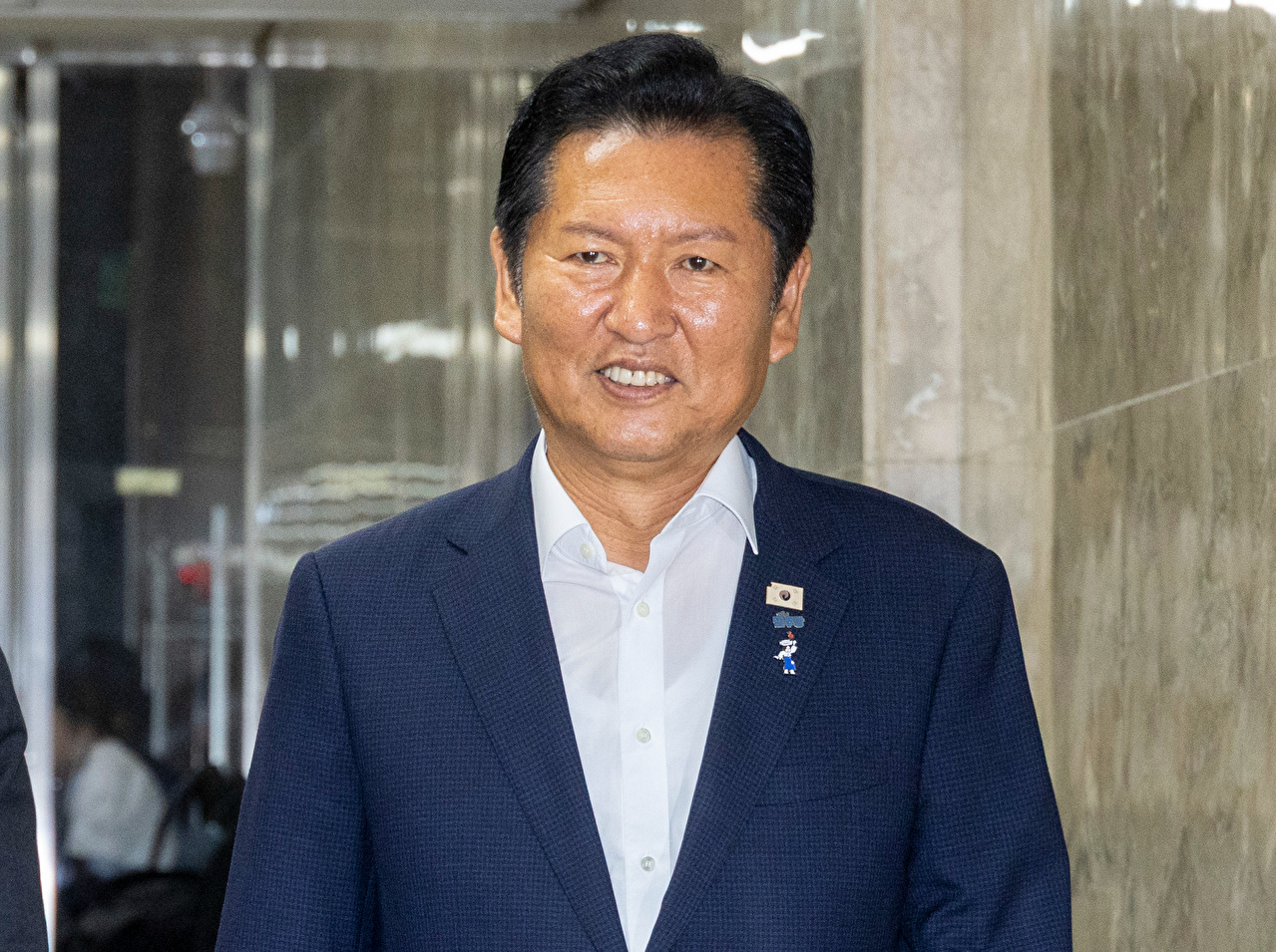 정청래 전 더불어민주당 대표가 14일 서울 여의도 국회에서 열린 의원 총회에 입장하고 있다. [사진=연합뉴스]