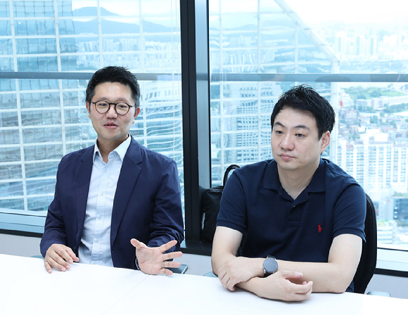 이용민 율촌 변호사(좌측)와 이지훈 젠지 이스포츠 단장이 인터뷰를 진행하고 있다. [사진=율촌]