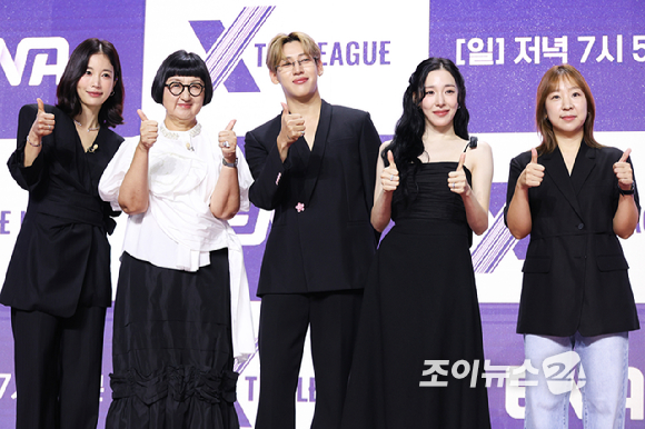 배우 기은세, 기업인 노희영, 그룹 소녀시대 티파니, 갓세븐 뱀뱀, 이혜옥 PD가 30일 오전 서울 마포구 상암동 큐브컨벤션센터에서 진행된 ENA 신규 예능프로그램 '엑스 더 리그(X THE LEAGUE)' 제작발표회에 참석해 포즈를 취하고 있다. [사진=문수지 기자]