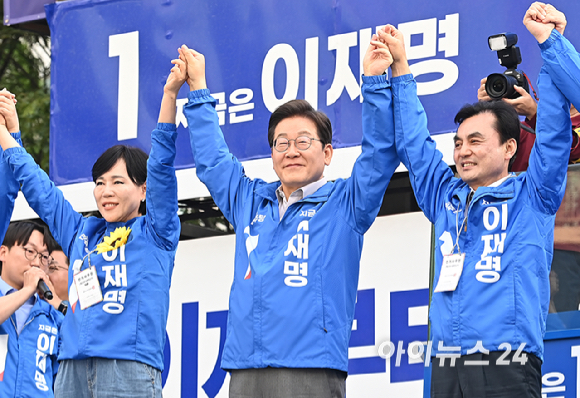 이재명 더불어민주당 대선 후보가 28일 오후 서울 동대문구 왕십리역 광장에서 열린 유세에 참석해 유권자들에게 지지를 호소하고 있다. [사진=곽영래 기자]