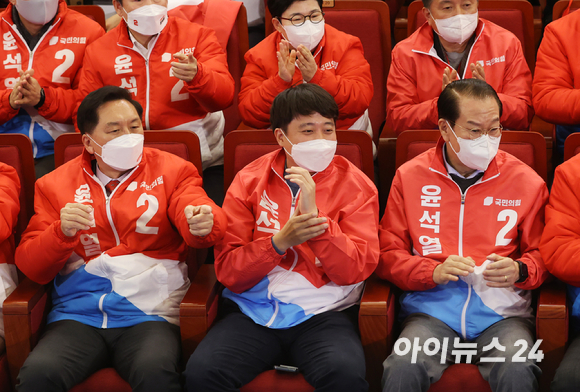 김기현 원내대표, 이준석 국민의힘 대표, 권영세 선대본부장(왼쪽부터)이 9일 서울 여의도 국회 도서관에 마련된 제20대 대선 개표상황실에서 출구조사 결과에 박수를 치고 있다. [사진=김성진 기자]