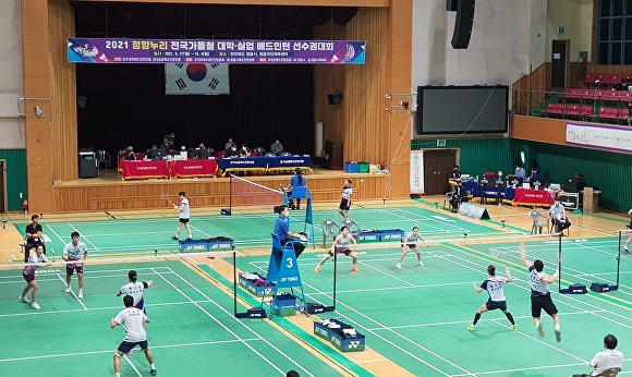전라북도 정읍에서 작년에 펼쳐진 배드민턴대회에 참가한 선수들의 경기를 하고있다.[사진=정읍시청]