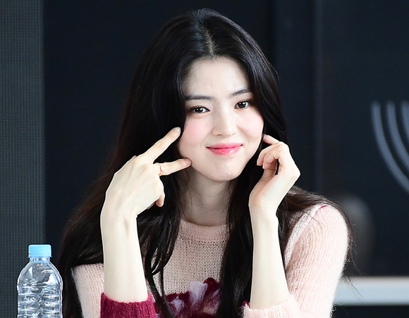 배우 한소희가 18일 부산광역시 해운대구 우동 영화의 전당에서 열린 제30회 부산국제영화제(BIFF) 오픈 토크 '프로젝트 Y' 행사에 참석하고 있다. [사진=정소희 기자]