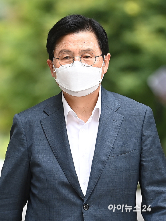 '내란선동 등 혐의' 황교안 전 국무총리가 28일 서울 서초구 서울중앙지방법원에서 열린 공판에 출석하고 있다. [사진=곽영래 기자]