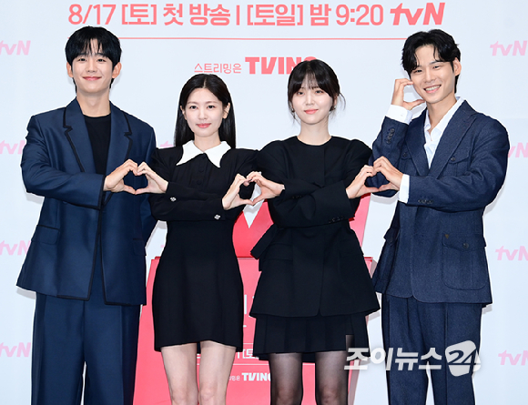 배우 정해인-정소민-김지은-윤지온이 14일 오전 서울 구로구 신도림 라마다 호텔에서 열린 tvN 새 토일드라마 '엄마친구아들' 제작발표회에 참석하고 있다. [사진=정소희 기자]