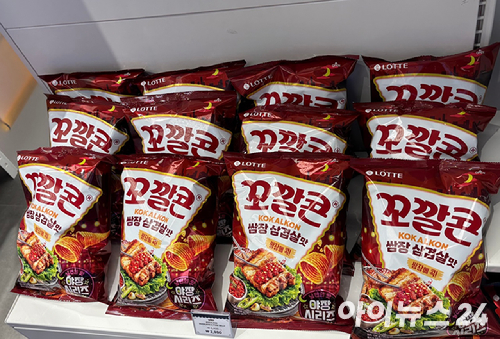 서울 영등포구 이마트 영등포점에서 시민들이 과자를 들고 계산대 앞에서 대기하고 있다. [사진=연합뉴스]