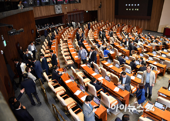 여야 의원들이 1일 오후 서울 여의도 국회 본회의에서 '전국민 25만원 지원법'(민생회복지원금 특별조치법)을 반대하는 필리버스터(무제한 토론)가 진행되자 회의장을 나서고 있다. [사진=곽영래 기자]