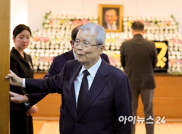 김종인 전 국민의힘 비상대책위원장이 28일 서울 종로구 서울대학교병원 장례식장에 마련된 고 이해찬 전 국무총리의 빈소에서 조문을 하고 있다. [사진=사진공동취재단]