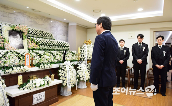 최휘영 문화체육관광부 장관이 5일 서울성모병원 장례식장에 마련된 '국민 배우' 고(故) 안성기의 빈소에 방문해 금관문화훈장을 전달하고 있다. [사진=사진공동취재단]