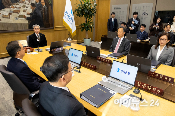 신현송 한국은행 총재가 22일 오전 서울 중구 한국은행에서 열린 금융통화위원회 본회의에 참석해 의사봉을 두드리고 있다. 2026.10.22. [사진=사진공동취재단]