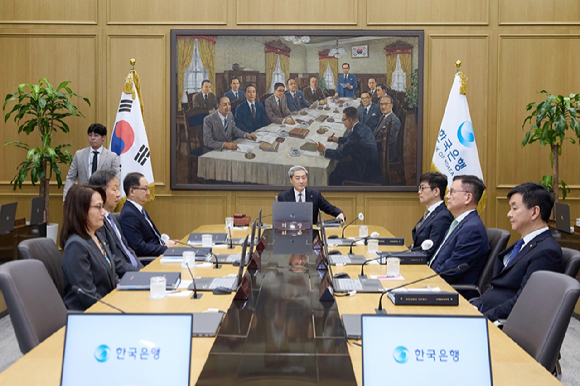 신현송 한국은행 총재가 16일 서울 중구 한국은행에서 열린 금융통화위원회 본회의를 주재하고 있다. [사진=한국은행]