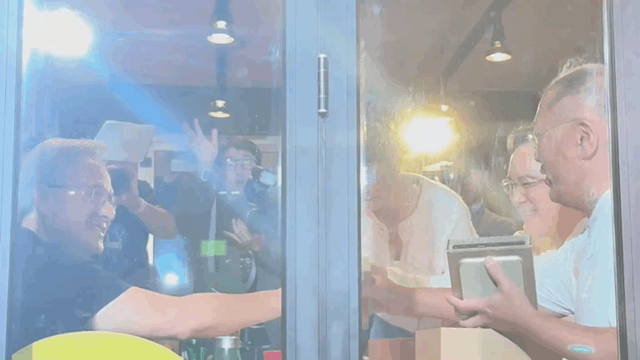 젠슨 황 엔비디아 CEO, 이재용 삼성전자 회장이 치킨을 먹는 모습 [사진=권서아 기자]