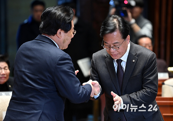 송언석 국민의힘 원내대표가 22일 서울 여의도 국회에서 열린 긴급 의원총회에 참석하고 있다. [사진=곽영래 기자]