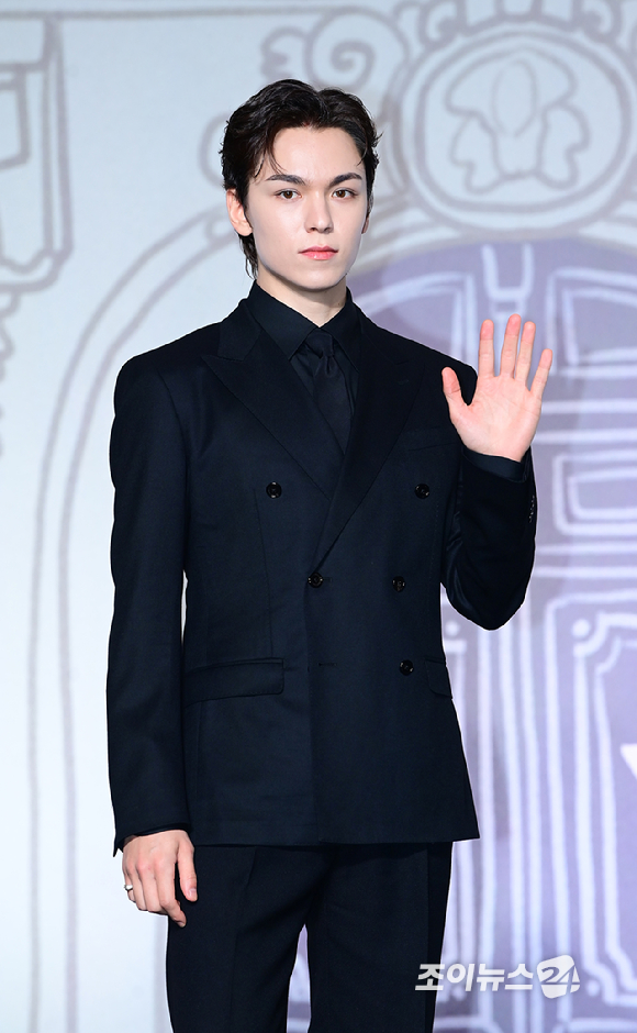 그룹 세븐틴 버논이 29일 오후 서울 영등포구 여의도 콘래드호텔에서 열린 세븐틴(Seventeen) 베스트 앨범 '17 IS RIGHT HERE' 발매 기념 글로벌 기자간담회에 참석하고 있다. [사진=정소희 기자]