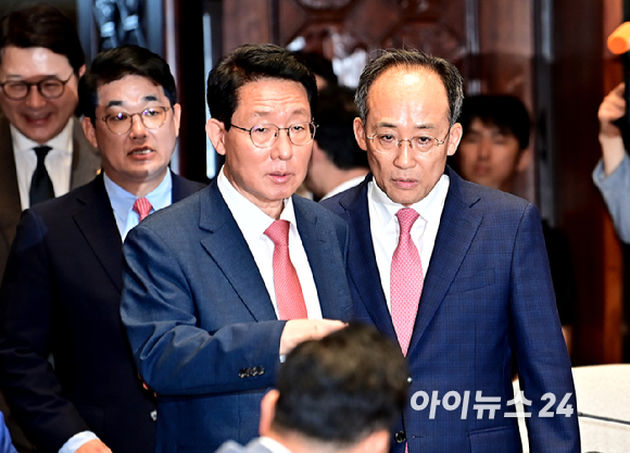 국민의힘 추경호 원내대표와 김상훈 정책위의장이 19일 오후 서울 여의도 국회에서 열린 의원총회에 참석하고 있다. [사진=곽영래 기자]