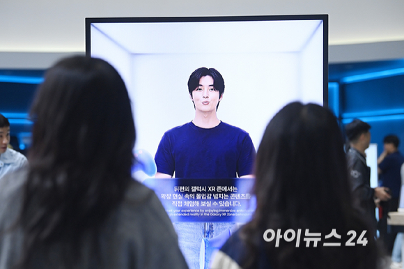 22일 서울 강남구 코엑스에서 열린 2026 월드IT쇼에서 삼성전자 부스에서 관람객들이 부스를 둘러보고 있다. [사진=곽영래 기자]