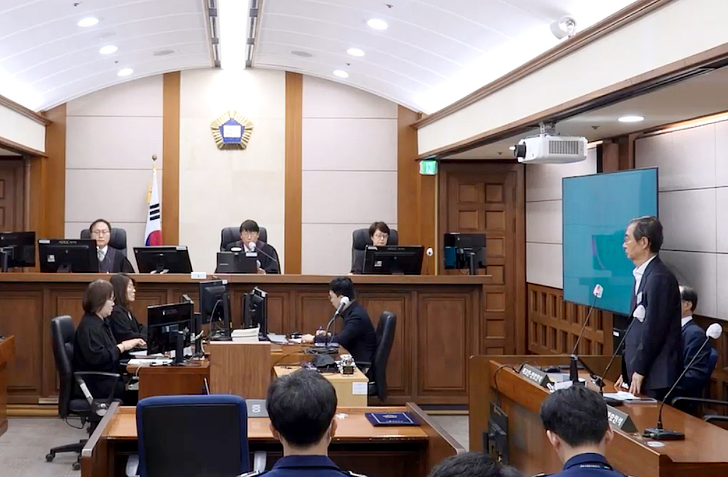 한덕수 전 국무총리가 작년 9월 30일 서울 서초구 서울중앙지법에서 열린 내란 우두머리 방조 및 위증 등 혐의 재판에 피고인으로 출석하고 있다. 2025.09.30. [사진=사진공동취재단]