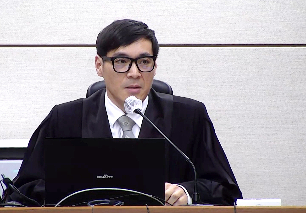 '공수처 체포 방해' 등 혐의로 1심에서 징역 5년을 선고받은 윤석열 전 대통령의 모습. 왼쪽은 선고 공판에 출석하는 장면이고 오른쪽은 선고 후 퇴정하는 장면이다. 양 쪽 윤 전 대통령의 표정과 낯빛이 대조적이다. 2026.1.16 [서울중앙지법 제공. 재판매 및 DB 금지] [사진=연합뉴스]