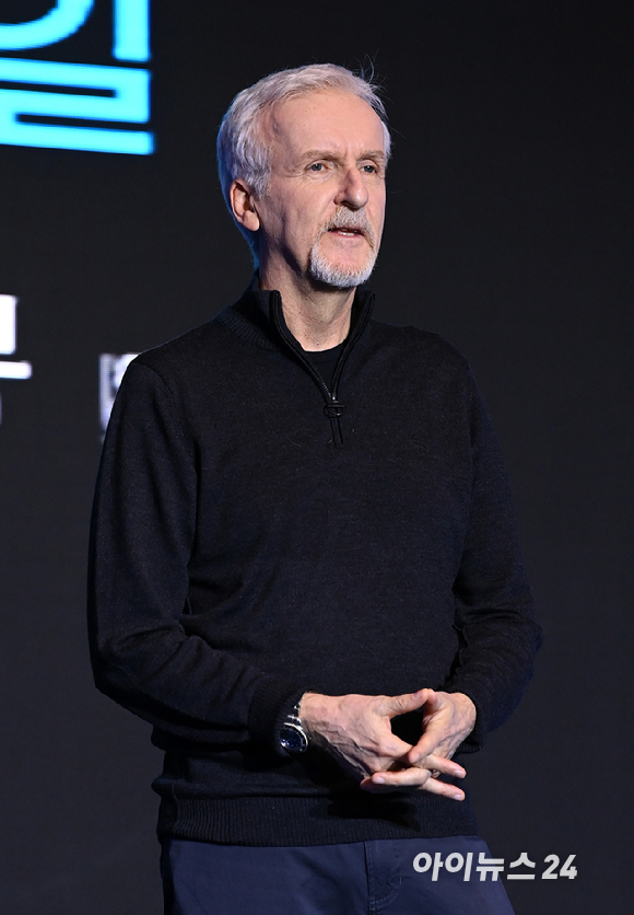제임스 카메론 감독이 9일 오전 서울 영등포구 여의도동 콘래드 서울 호텔에서 열린 '아바타2: 물의 길' 내한 기자간담회에 참석해 취재진의 질의에 답하고 있다. [사진=아이뉴스24 포토DB]